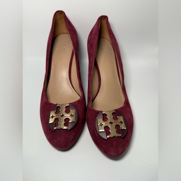 TORY BURCH LUNA EMBELLISHED SUEDE MEDALLION WEDGE HEEL PUMPS SZ 7M - Picture 2 of 15